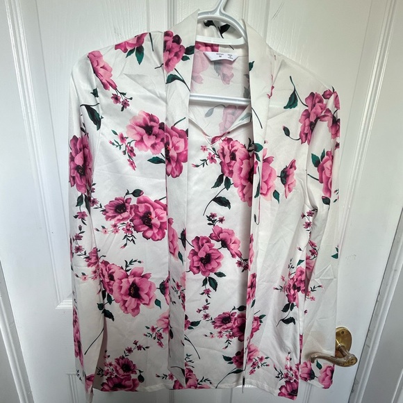 Floral printed women’s top. - Picture 1 of 1